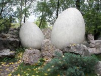 /album/foto-kharkova/yajtsa-doistoricheskogo-reptiliya-vozle-kafe-v-parke-kharkov-jpg/